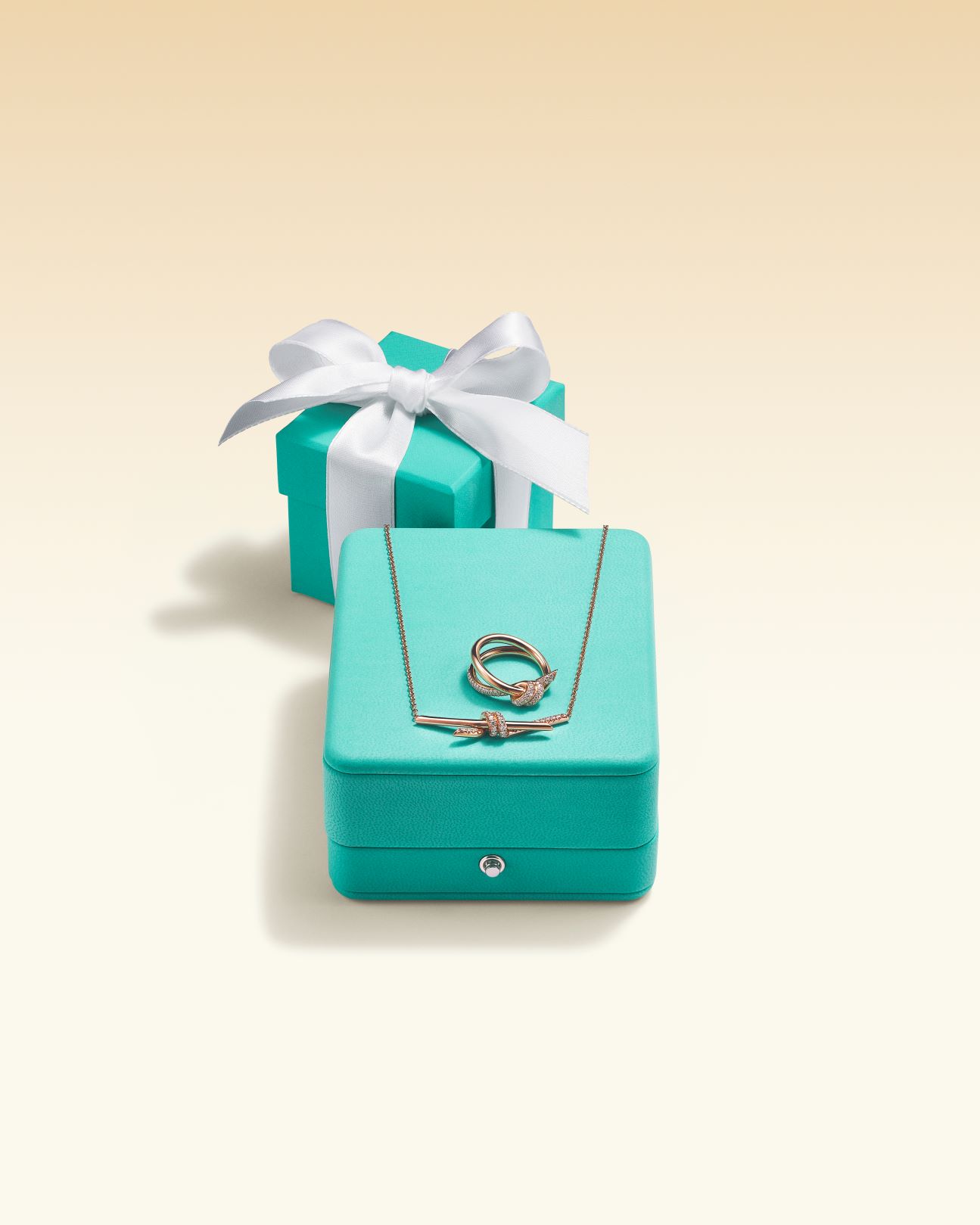 Tiffany & Co. 蒂芙尼Knot系列18K玫瑰金镶钻吊坠及双行戒指.jpg