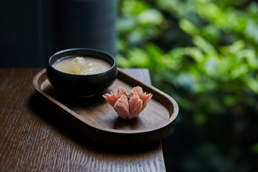 Almond Pudding and Bird's Nest Soup, Lotus Cake - 杏仁豆腐 藕粉燕窝 莲花酥 (2).jpg