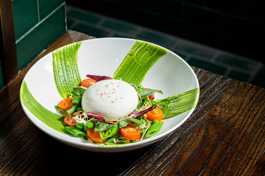 ss-burrata salad 布拉达奶酪色拉 green pea pesto, tomatoes, almond, basil青豆酱，番茄，杏仁片，罗勒叶.jpg