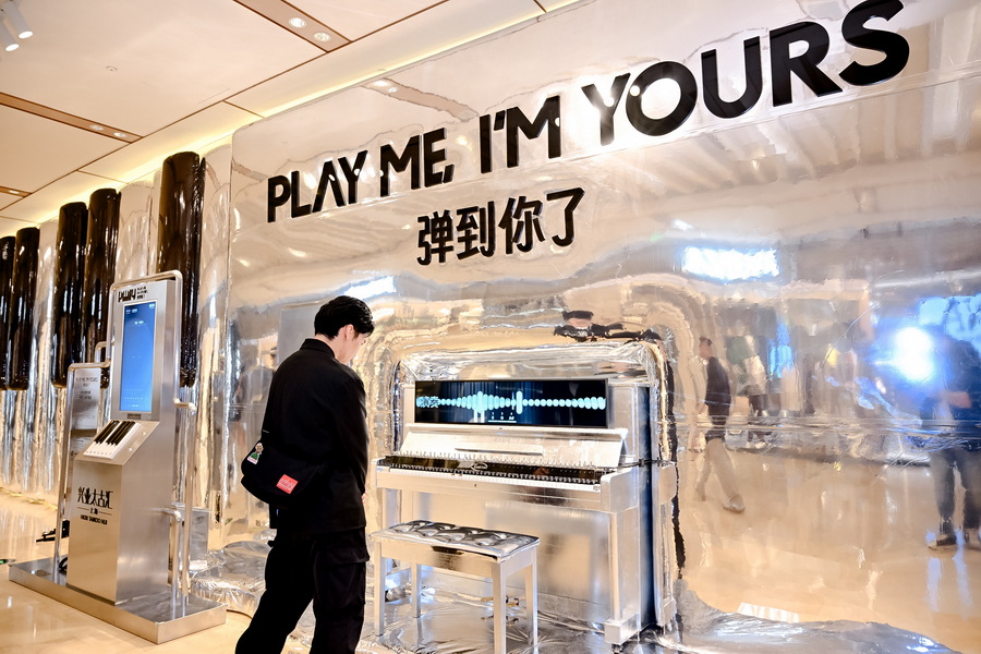 3.“Play Me, I'm Yours 弹到你了”AI交互钢琴装置.jpg