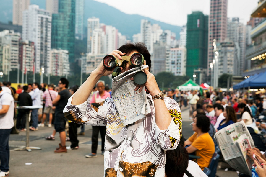 中国香港，跑马地马场，Happy Valley Racecourse, Hong Kong, 2013 ©马丁·帕尔， 玛格南图片社，Martin Parr, Magnum Photos.jpg