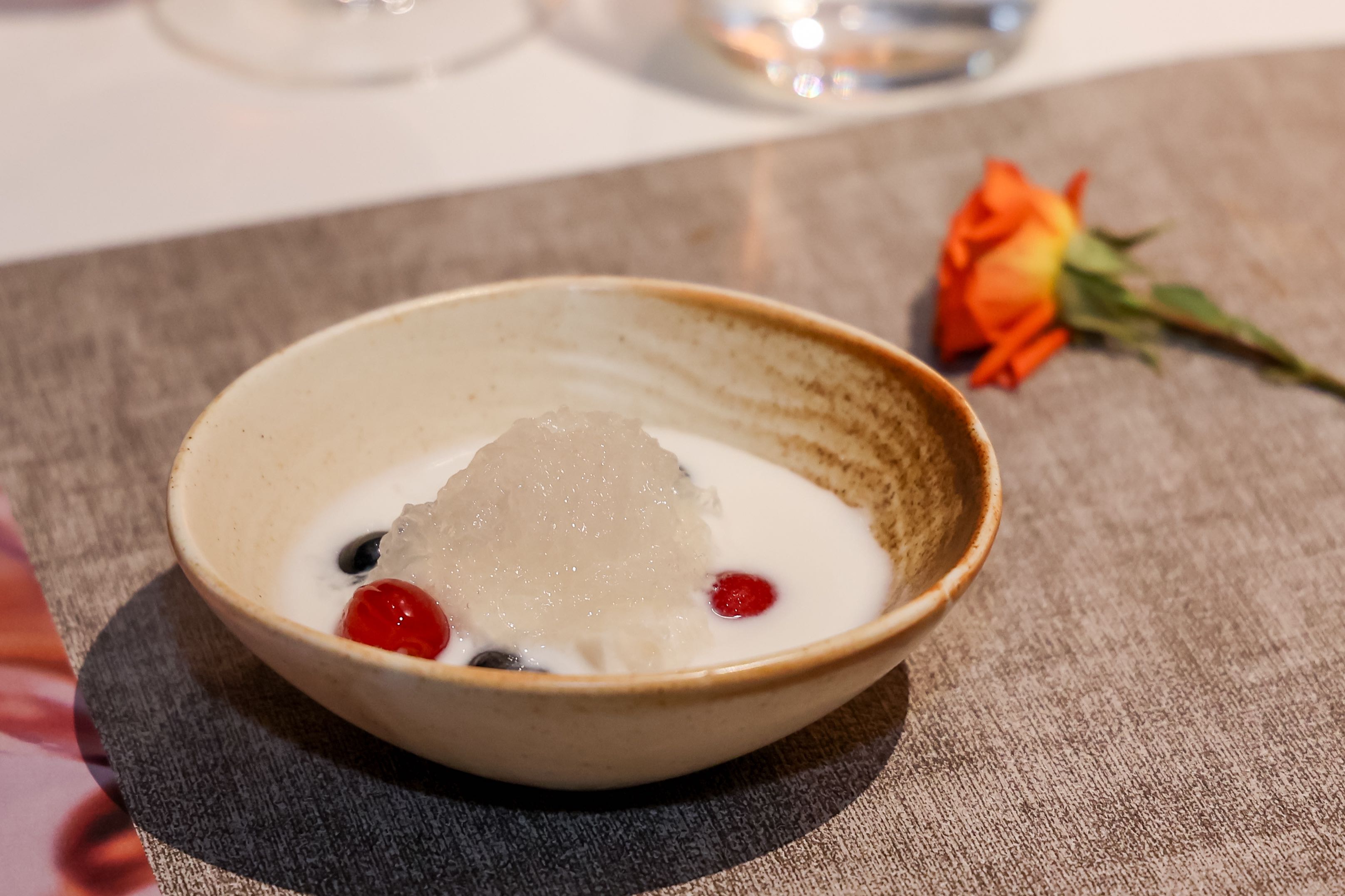 1745515266592712.jpg 春日奢宴特色甜品燕窝杏仁豆腐盅.jpg